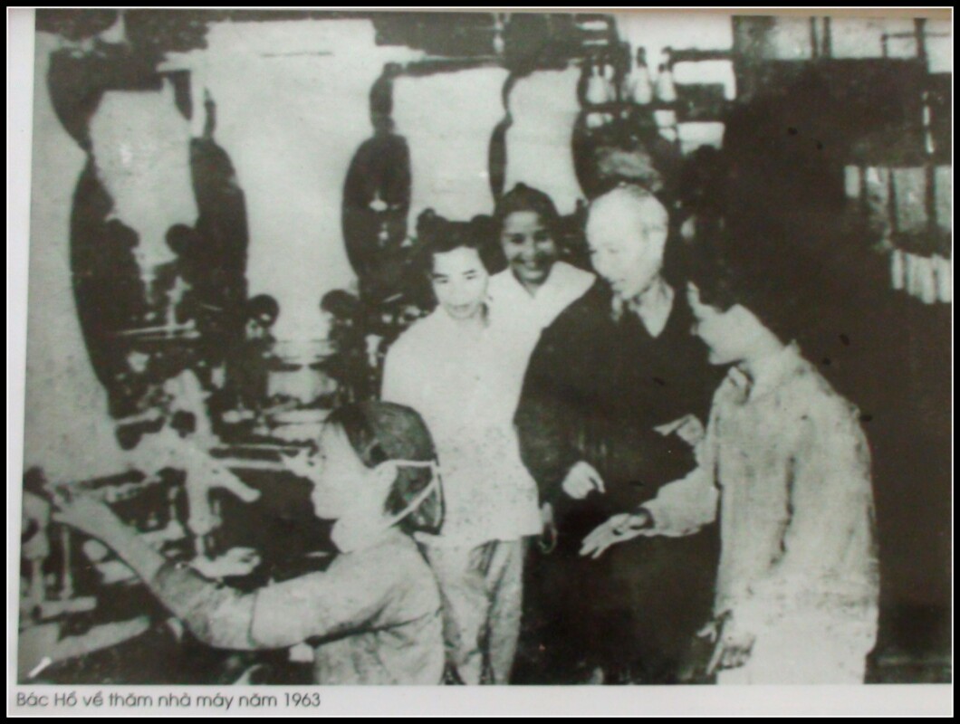 Ảnh Bác Hồ Với Đông Xuân 1 (1)