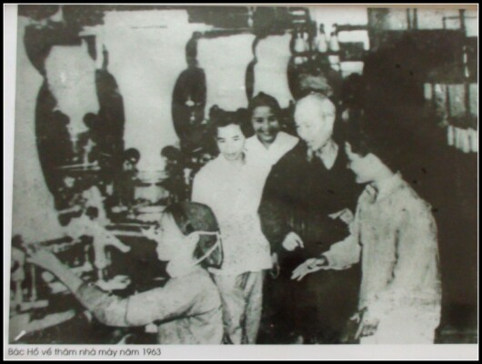 Ảnh Bác Hồ Với Đông Xuân 1 (1)